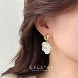 ピアス レデイース 揺れる お花 フラワー 貝殻 軽やか ビジュー 立体 華やか 大人可愛い 上品 女性 人気 プレゼント