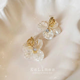 ピアス レデイース 揺れる お花 フラワー 貝殻 軽やか ビジュー 立体 華やか 大人可愛い 上品 女性 人気 プレゼント
