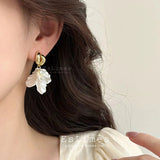 ピアス レデイース 揺れる お花 フラワー 貝殻 軽やか ビジュー 立体 華やか 大人可愛い 上品 女性 人気 プレゼント
