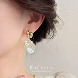 ピアス レデイース 揺れる お花 フラワー 貝殻 軽やか ビジュー 立体 華やか 大人可愛い 上品 女性 人気 プレゼント